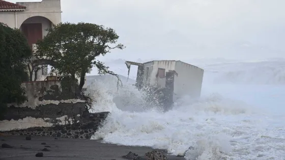 Mareggiate, cemento ed eventi estremi: cosa sta distruggendo le spiagge italiane