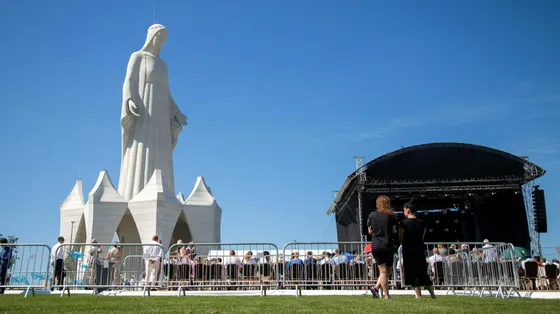 La mastodontica statua della Madonna appena inaugurata nelle campagne della Polonia