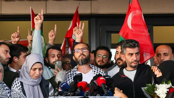 Attivisti turchi della Global Sumud Flotilla parlano alla stampa dopo il ritorno a Istanbul/ ANSA