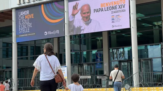La camminata di un chilometro, le mostre, i bambini: il ritorno del Papa al Meeting