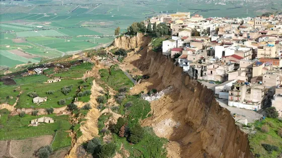 A Niscemi (Caltanissetta) il fronte della frana si allarga ancora / ANSA