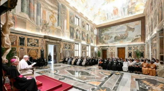 Il Papa: è un tempo assetato di vita autentica, bisogna vivere radicati in Cristo