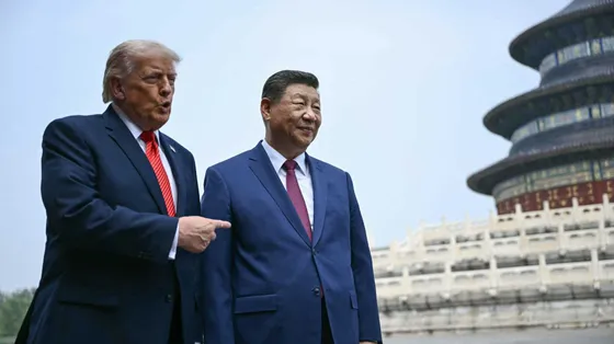 Il presidente degli Stati Uniti Donald Trump viene accolto dal presidente cinese Xi Jinping nella Grande Sala del Popolo a Pechino lo scorso 14 maggio 2026