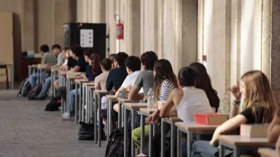 Multe per i genitori che non imparano l'italiano: cosa c'è nel decreto scuola
