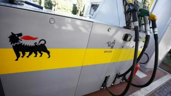 Il simbolo dell'Eni su un distributore di benzina/ ANSA