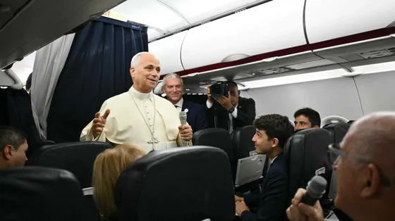 Leone XIV sull'aereo papale: «Non sono un politico, ma la Chiesa
ha il dovere di parlare»