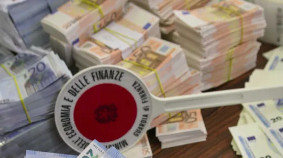 Napoli operazione della Guardia di Finanza