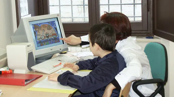 Uno studente disabile aiutato a stare in classe