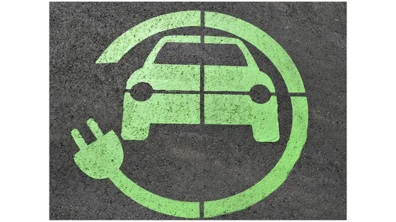 La battaglia dei 25 mila euro: l’auto elettrica lima i prezzi per esistere