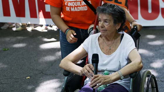 Una signora anziana in carrozzina