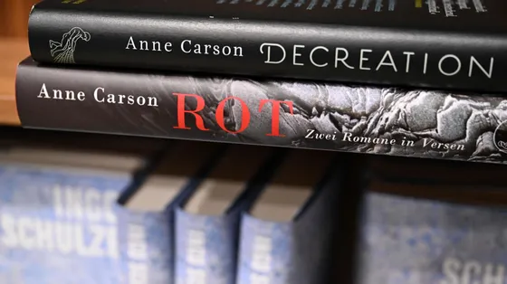 Per capire davvero Anne Carson, Nobel 2026, bisogna partire dal frammento e dalla poesia come interstizio