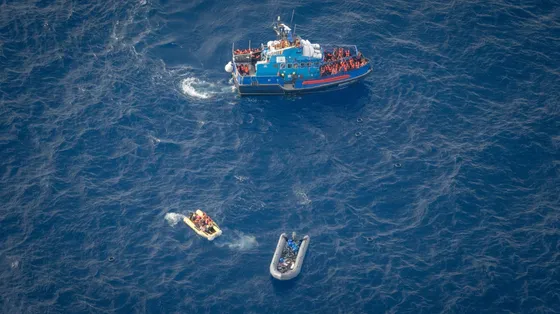 C'è un gommone con 30 migranti finito nel nulla. E la Libia dichiara guerra alle Ong