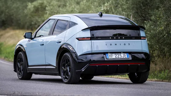 Una matita italiana per la riscossa: Hyundai riparte dalla Ioniq 3