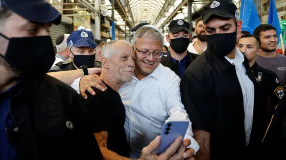 Alte colonne di pietra bianca formano il memoria costruito sulle macerie della stazione di polizia distrutta il 7 ottobre