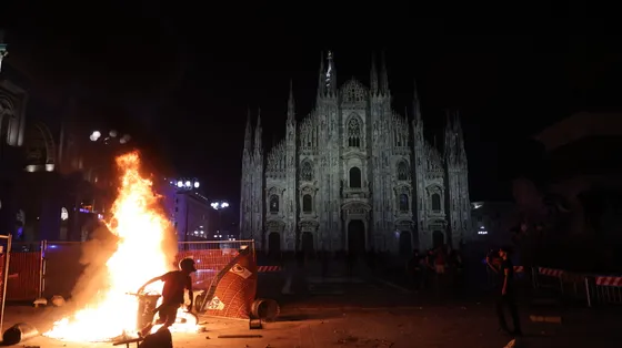 Giovanissimi, vestiti di nero, senza bandiere: chi ha incendiato Piazza Duomo