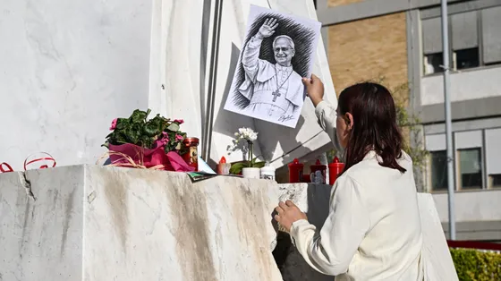 Il Papa lascia oggi l'ospedale. Domani reciterà l'Angelus in piazza San Pietro