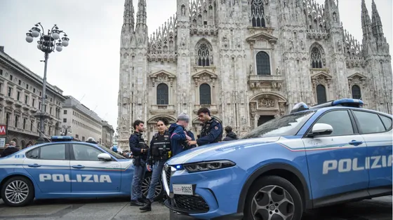 Controlli e fermi di Polizia in piazza del Duomo e dintorni a Milano / ANSA