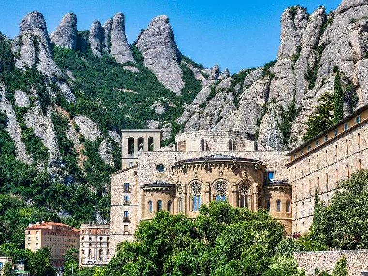Il Papa a Montserrat. Il vescovo Manuel Nin: «Nei monasteri impariamo a disarmare le mani e il cuore»