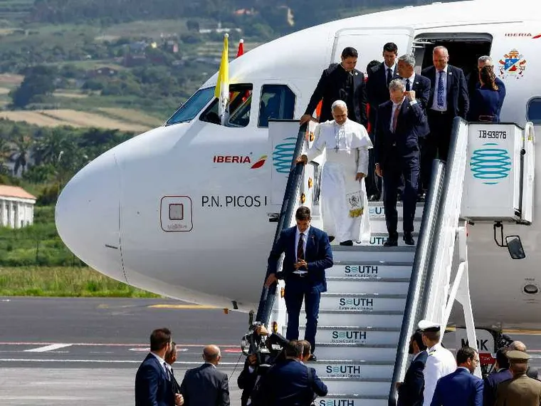 Un'avaria all’aereo papale “ferma” Leone XIV a Tenerife. Il ritorno a Roma con il Falcon del re di Spagna
