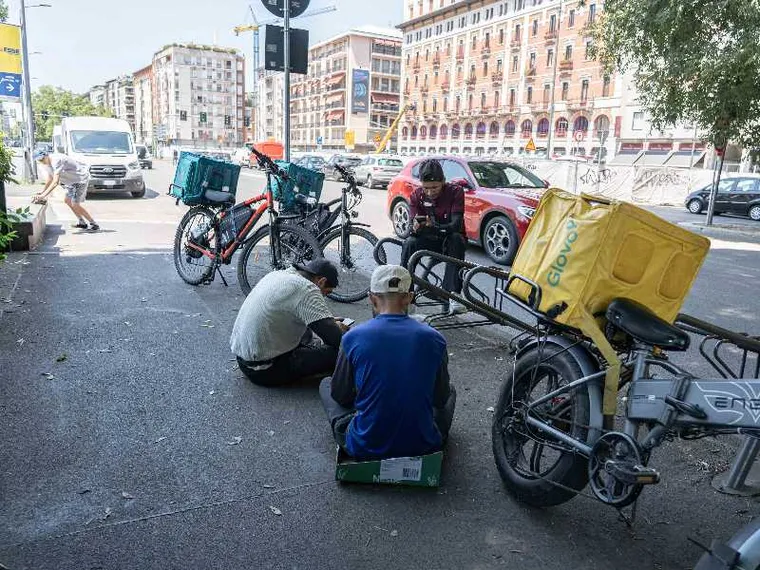I rider consegnano anche a 40 gradi, le ordinanze regionali restano sulla carta