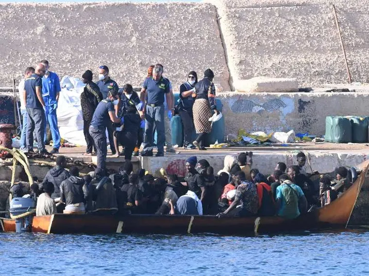 I "fantasmi" di Lampedusa: i migranti che nessuno vede ma che continuano ad arrivare e morire