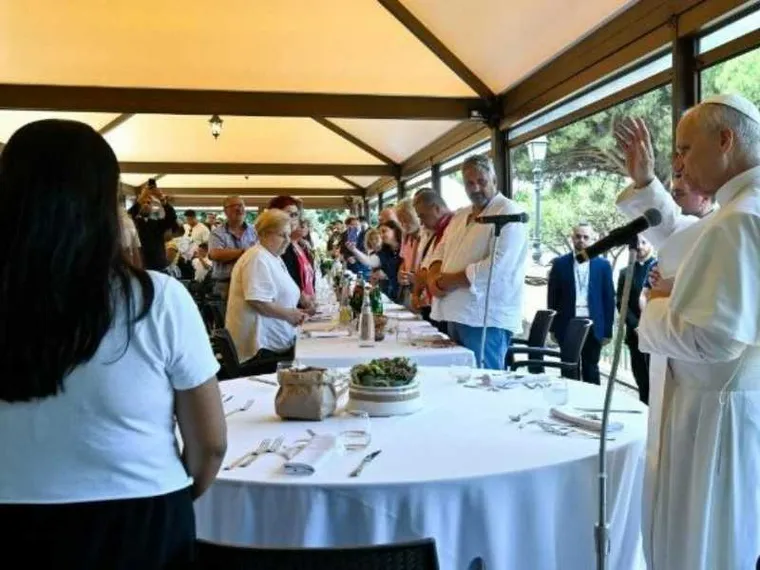 Sabato 200 poveri a pranzo con Leone XIV a Castel Gandolfo