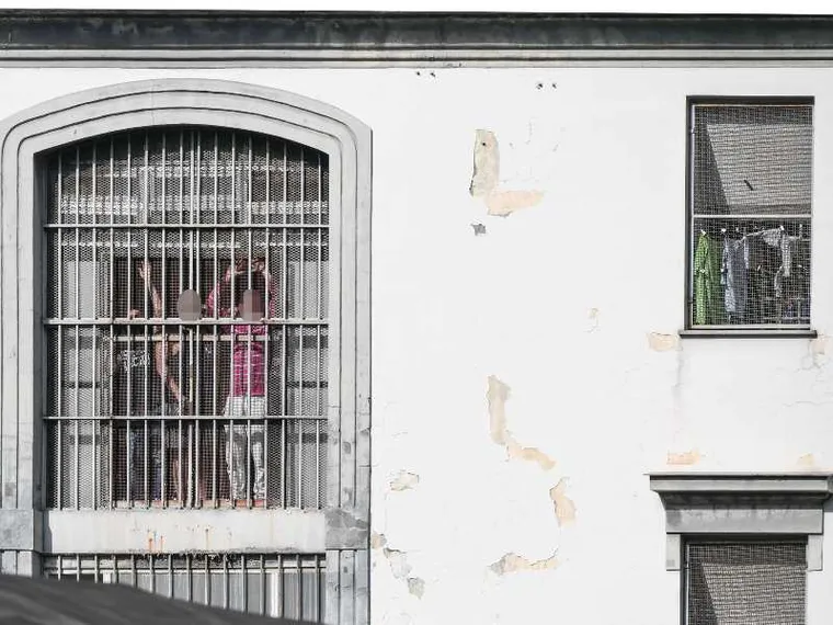 Ai limiti della sopravvivenza, tra caldo estremo e sovraffollamento record: cosa succede nelle carceri italiane?