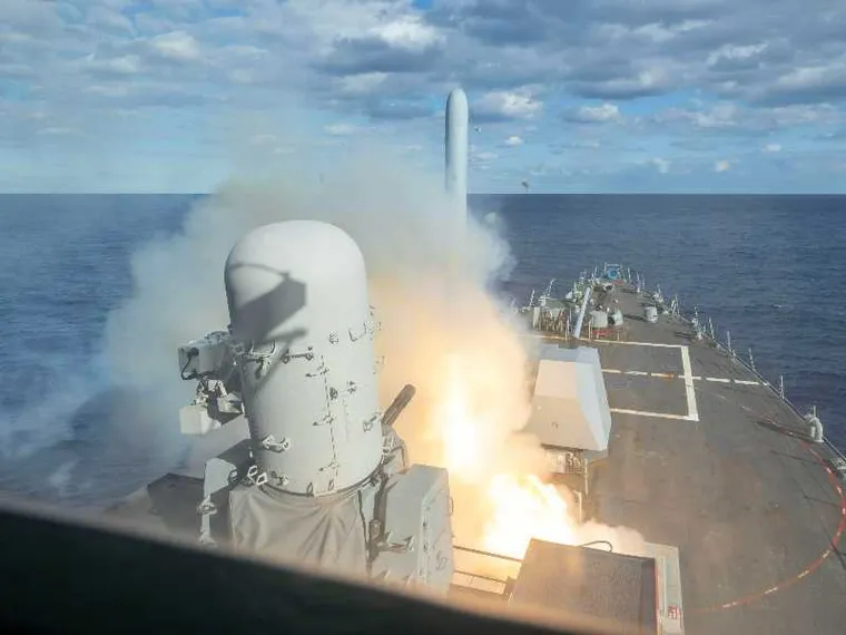 Il cacciatorpediniere lanciamissili USS Bulkeley lancia un missile Tomahawk durante le operazioni a supporto dell'Operazione Epic Fury