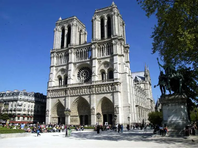 Parigi, Lourdes e Metz: Leone XIV in Francia
fra giovani, culto mariano e radici d’Europa