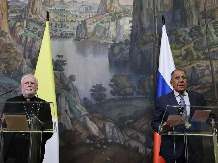 L’arcivescovo Gallagher e il ministro degli Esteri russo Lavrov alla riunione congiunta con la stampa dopo i colloqui a Mosca / ANSA