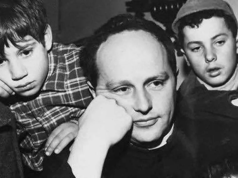La targa su don Lorenzo Milani "anticomunista" non c'è più: la frase mai detta e l'ultimo caso