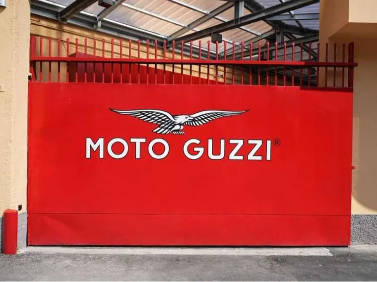 Quel cancello rosso a Mandello del Lario: l'aquila di Moto Guzzi riparte sempre da qui