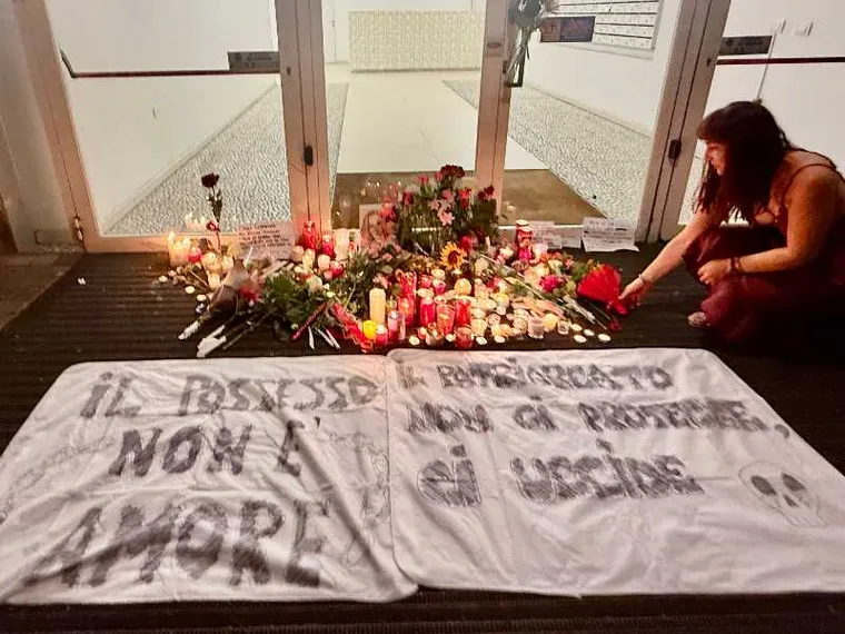 Fiori e lacrime per Lorena, Firenze si mobilita: «Adesso basta femminicidi»