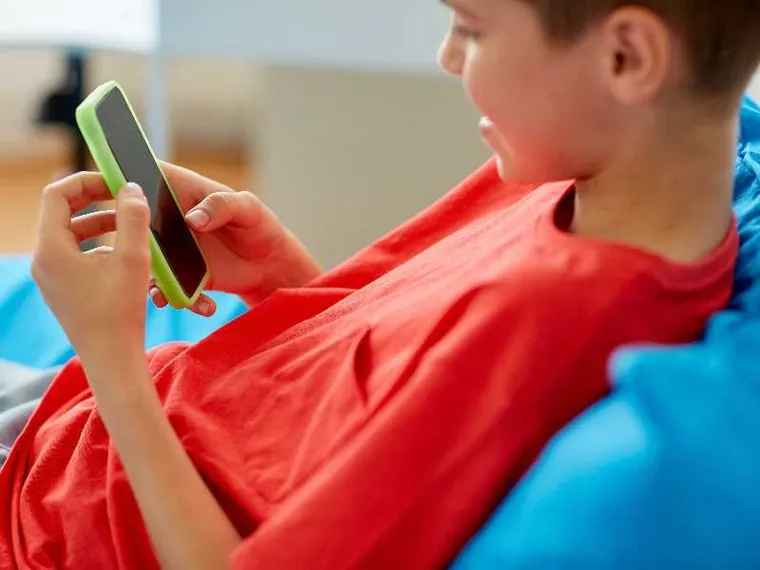 Un bimbo col suo smartphone