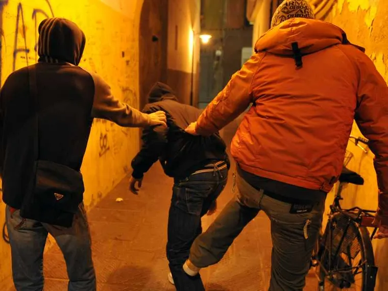 Nascono sui social, si picchiano nel mondo reale: adesso ci sono le “bande liquide”