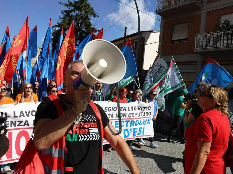 Cerreto d'Esi si solleva contro gli esuberi annunciati da Electrolux: «No alle chiusure»