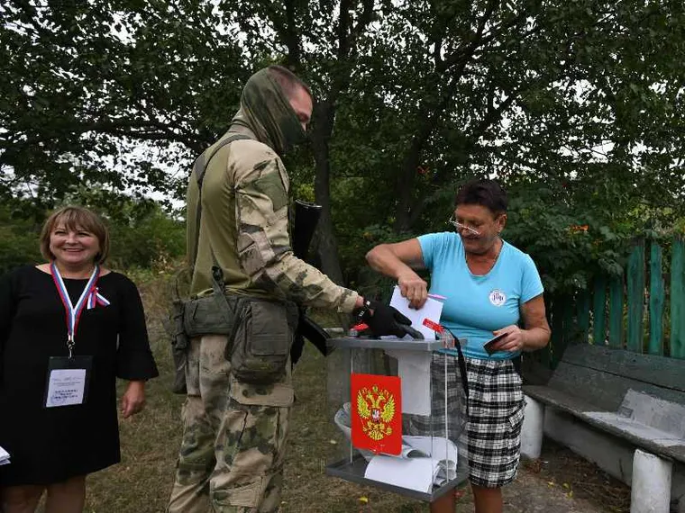 Una donna deposita la scheda elettorale durante il voto anticipato a Verbovka nel Donetsk in mano ai russi / ANSA