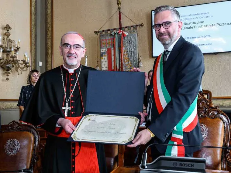 Il sindaco di Bologna, Lepore, consegna la cittadinanza al cardinale Pizzaballa / COMUNE DI BOLOGNA