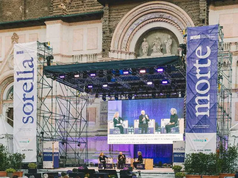 Zuppi al Festival Francescano: «No alle armi, costruiamo ospedali!»