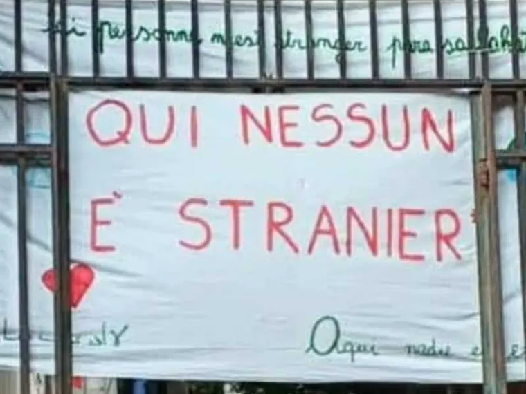 Il lenzuolo appeso all'ingresso della scuola primaria Daneo di Genova