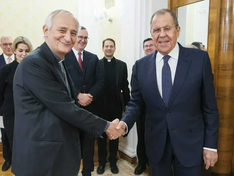 Il ministro degli Esteri russo Lavrov con il cardinale Zuppi durante la visita del 14 ottobre 2024/ REUTERS