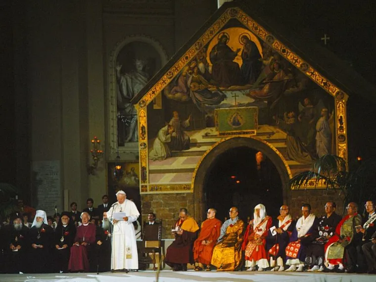 Papa Giovanni Paolo II durante l'Incontro interreligioso di Assisi, 27 ottobre 1986 / SICILIANI