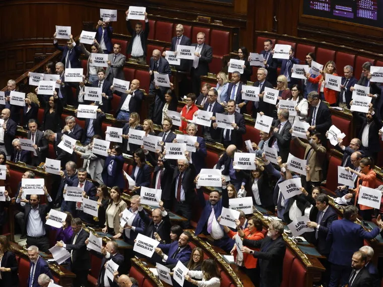 Il Governo schierato al momento del voto finale/ ANSA