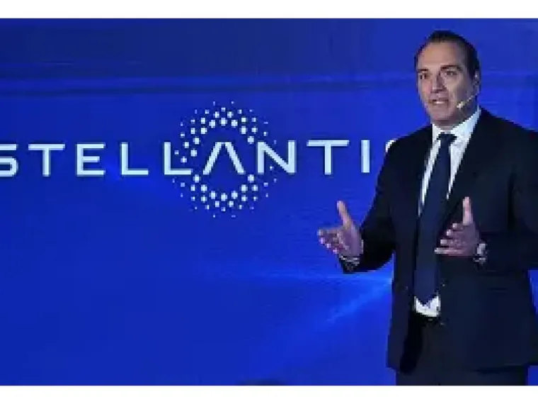 Stellantis, Filosa chiama l’Europa: «Regole nuove sull'auto, ma in fretta»