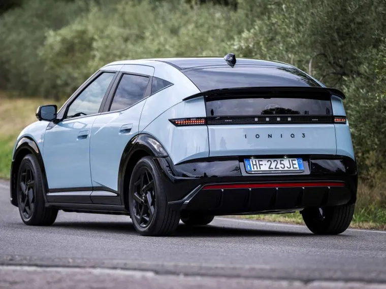 Una matita italiana per la riscossa: Hyundai riparte dalla Ioniq 3