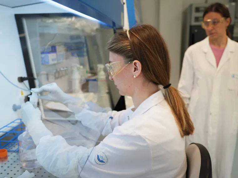 Che cos'è e come si cura l'adenocarcinoma, la malattia del Papa