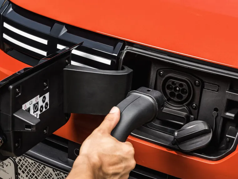 Flash Charging contro Multi-Energy, il duello che deciderà il futuro dell'auto