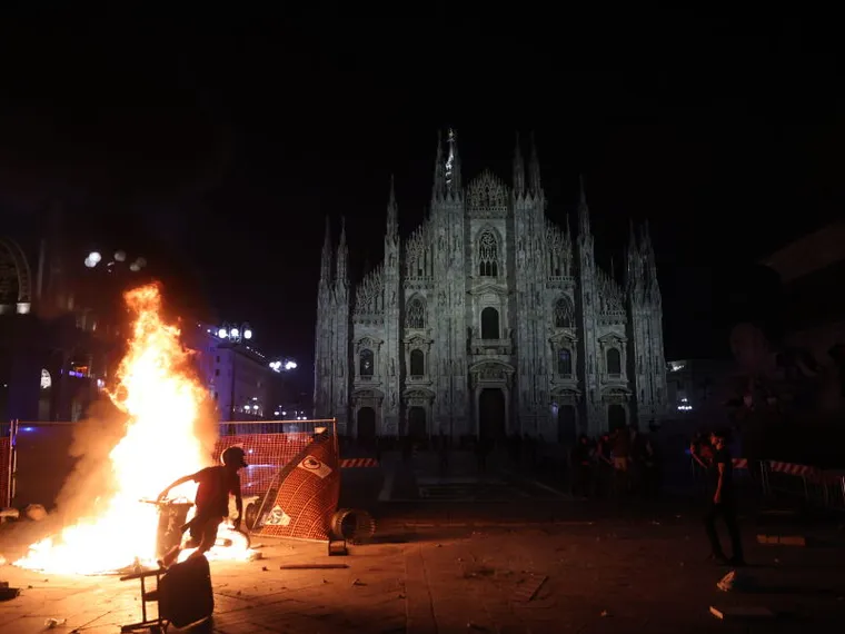 Giovanissimi, vestiti di nero, senza bandiere: chi ha incendiato Piazza Duomo