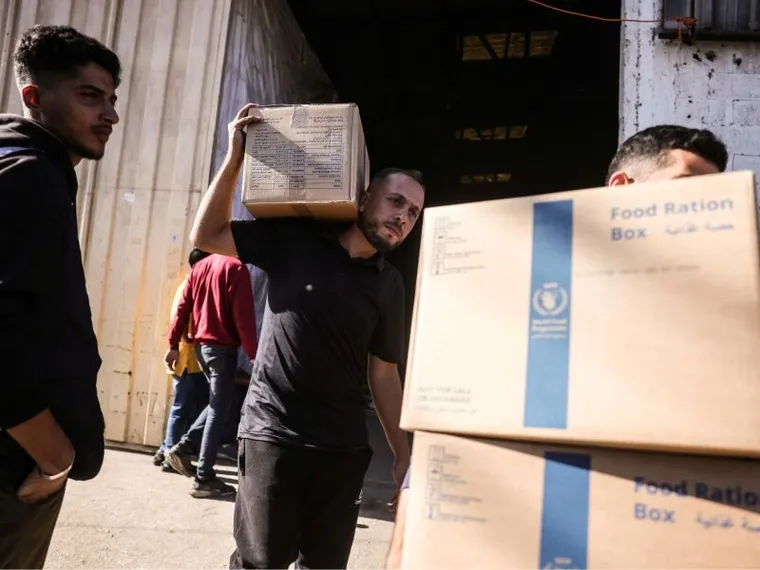 La distribuzione di pacchi alimentari del Pam nel villaggio di al-Zawayda situato nel centro di Gaza / ANSA