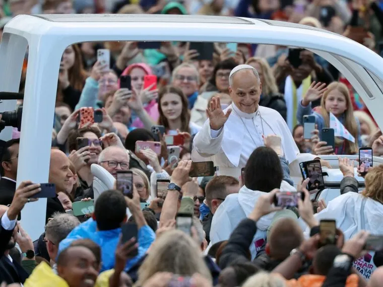 Leone XIV convalescente in papamobile fra i pellegrini in piazza San Pietro. «Grazie alla bontà di Dio»